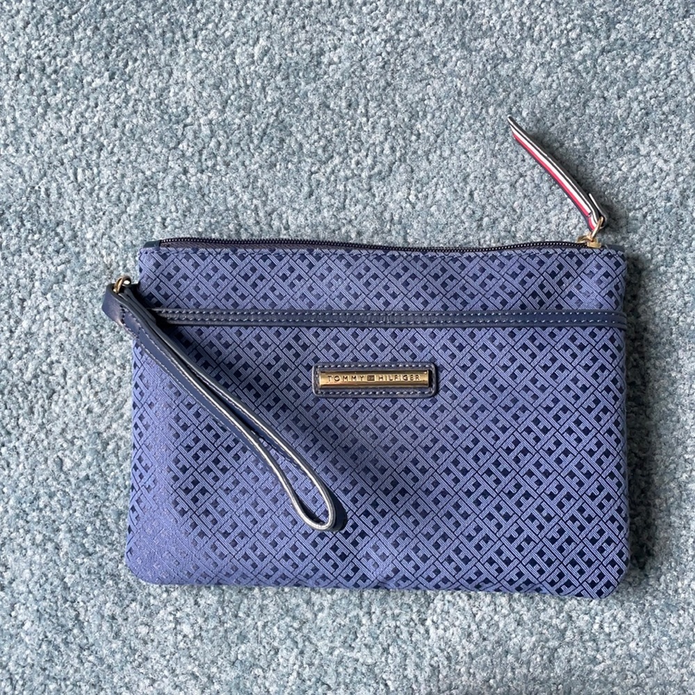 Tommy hulfiger wristlet